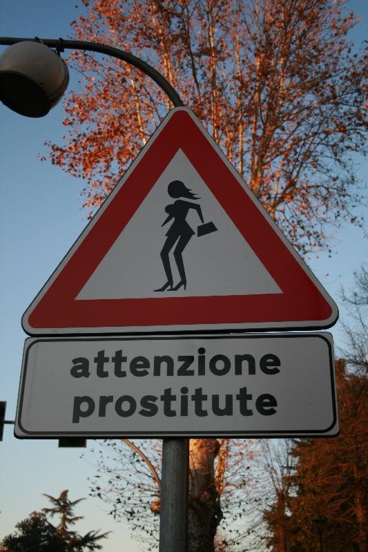 A Castelnuovo Bozzente nuovo cartello stradale: vietato fermarsi con le  prostitute